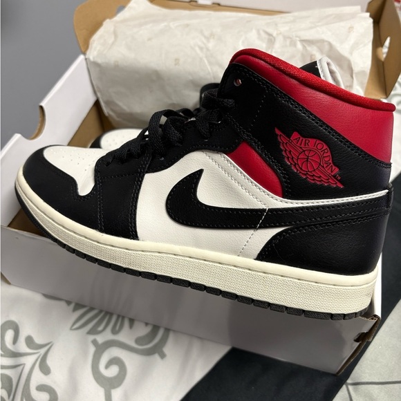 Air Jordan 1 mid Gym Red and black 9.5 - Picture 1 of 8